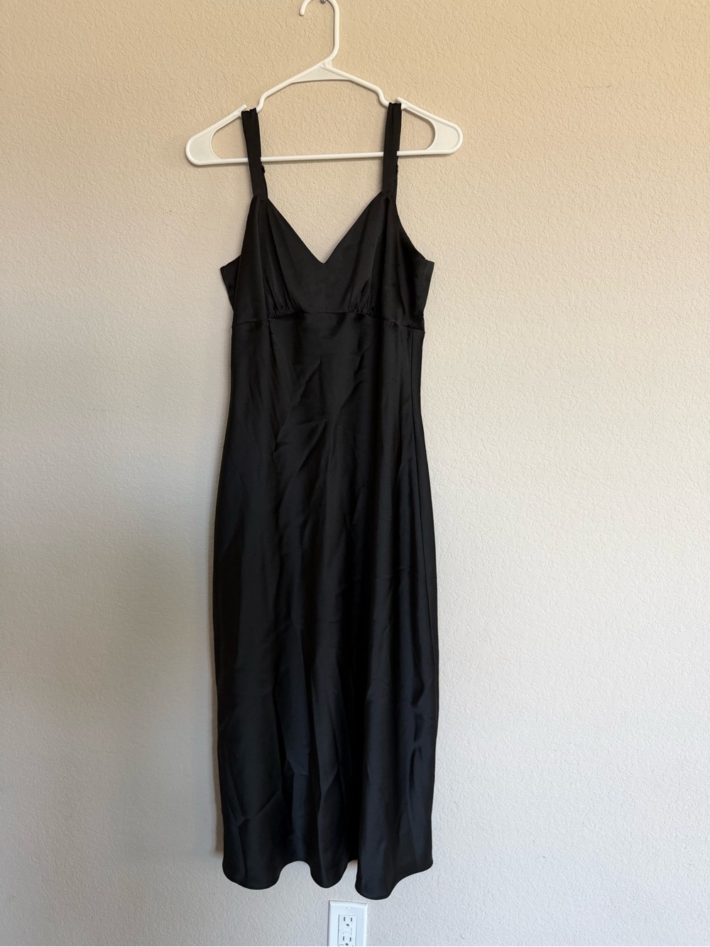 Sofia Vergara Classic Black Slip Dress with V-Neck